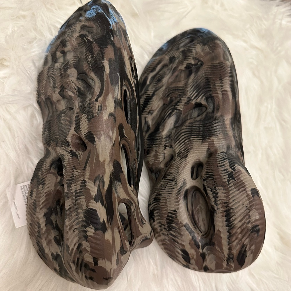 100% Authentic YEEZY FOAM RNR - Picture 8 of 9